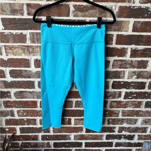 lululemon Wonder Under Crop Size 6 in Light Aqua Blue with Stripe Lining